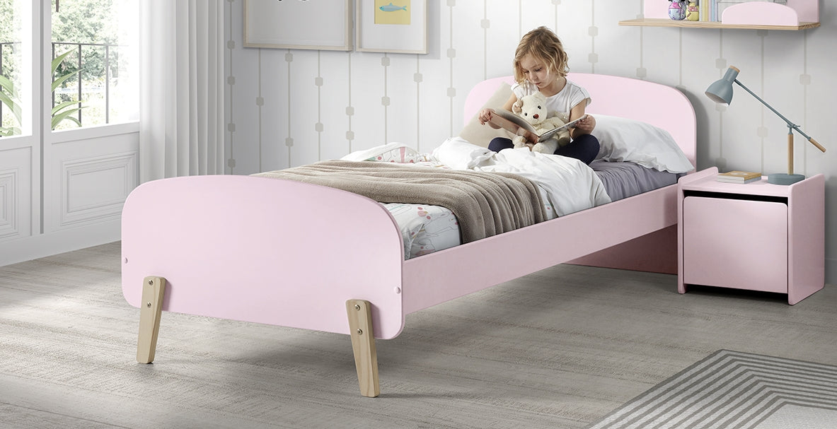 Deze KIDDY-combinatie in roze bestaat uit een bed (90 x 200) en het bijbehorende nachtkastje.