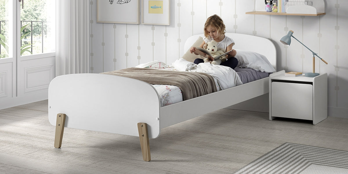 Deze KIDDY-combinatie in wit bestaat uit een bed (90x200) en een bijbehorend nachtkastje.