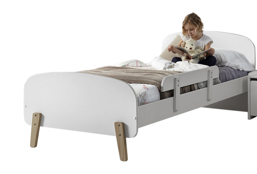 Cette combinaison KIDDY en blanc se compose d'un lit (90 x 200 cm) et de la barrière de sécurité correspondante.