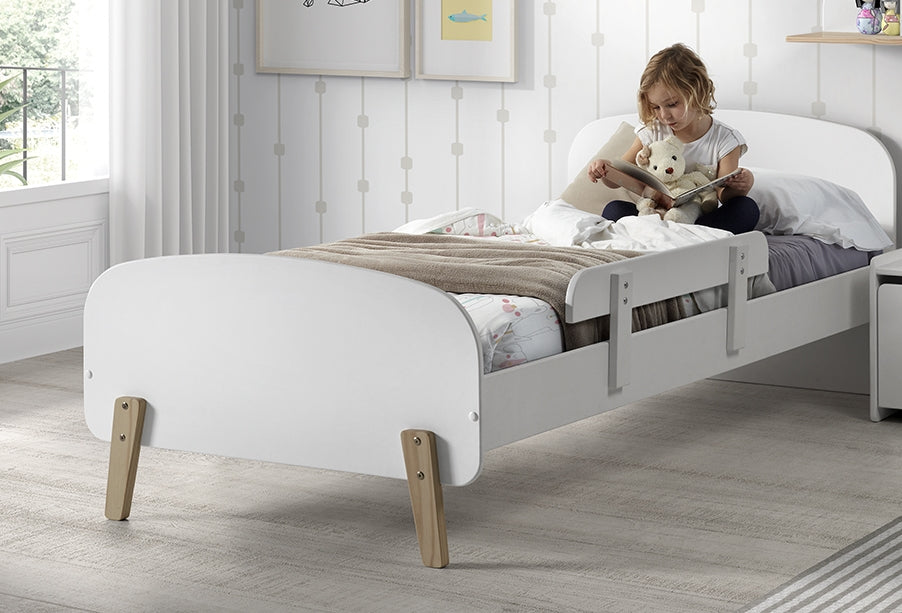 Cette combinaison KIDDY en blanc se compose d'un lit (90 x 200 cm) et de la barrière de sécurité correspondante.