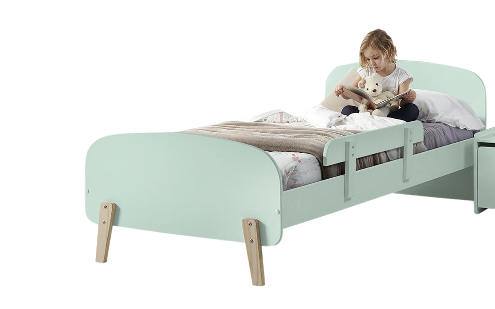 Deze KIDDY-combinatie in mintgroen bestaat uit een bed (90x200) en bijbehorende uitvalbeveiliging.