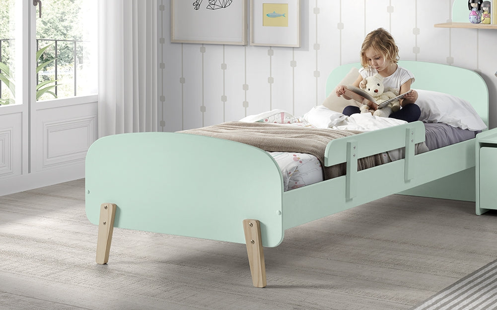 Deze KIDDY-combinatie in mintgroen bestaat uit een bed (90x200) en bijbehorende uitvalbeveiliging.