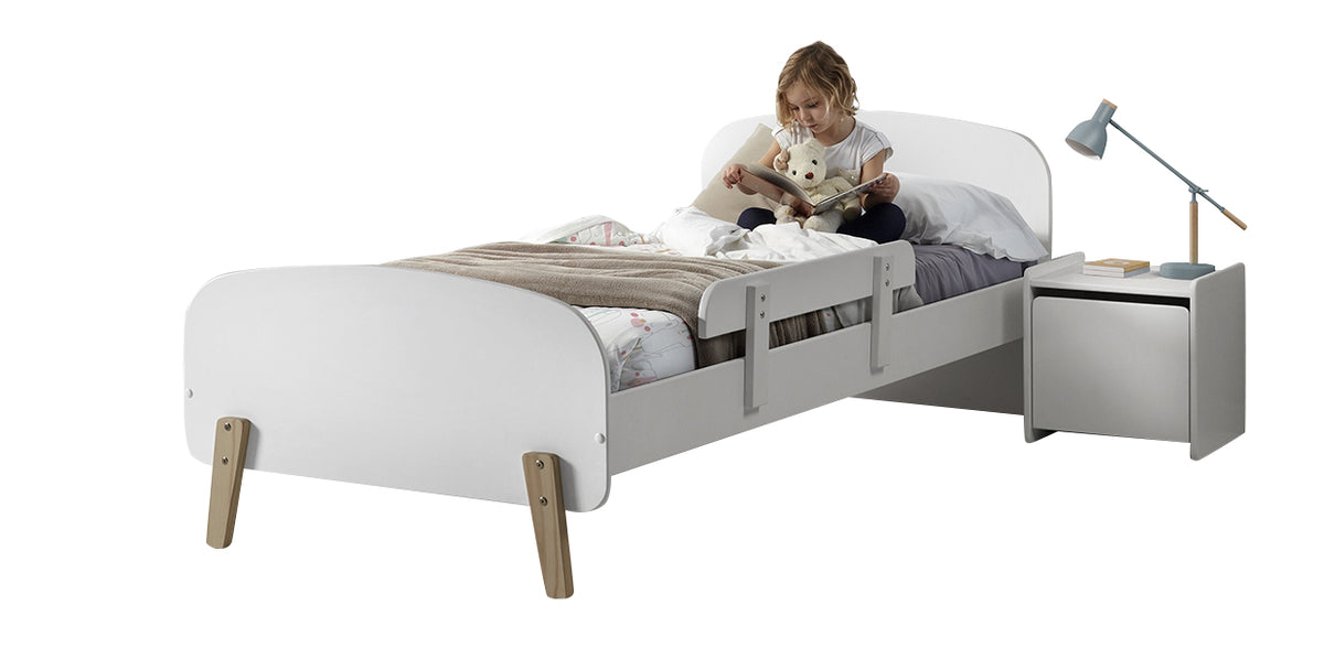 Deze KIDDY-combinatie in wit bestaat uit een bed (90 x 200) met nachtkastje en uitvalbeveiliging.