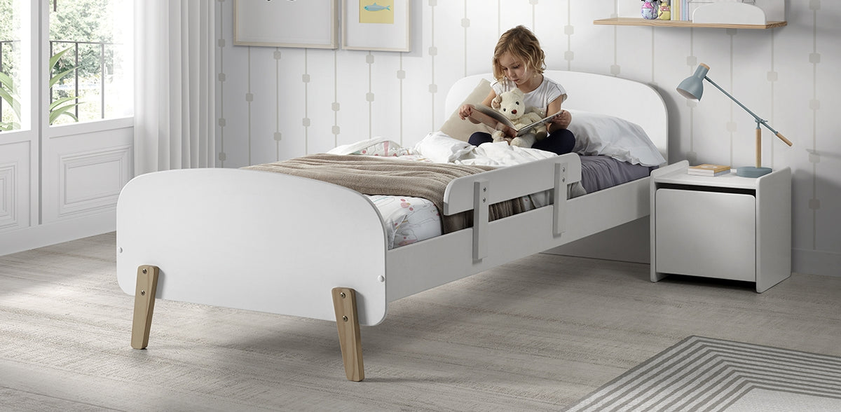 Deze KIDDY-combinatie in wit bestaat uit een bed (90 x 200) met nachtkastje en uitvalbeveiliging.