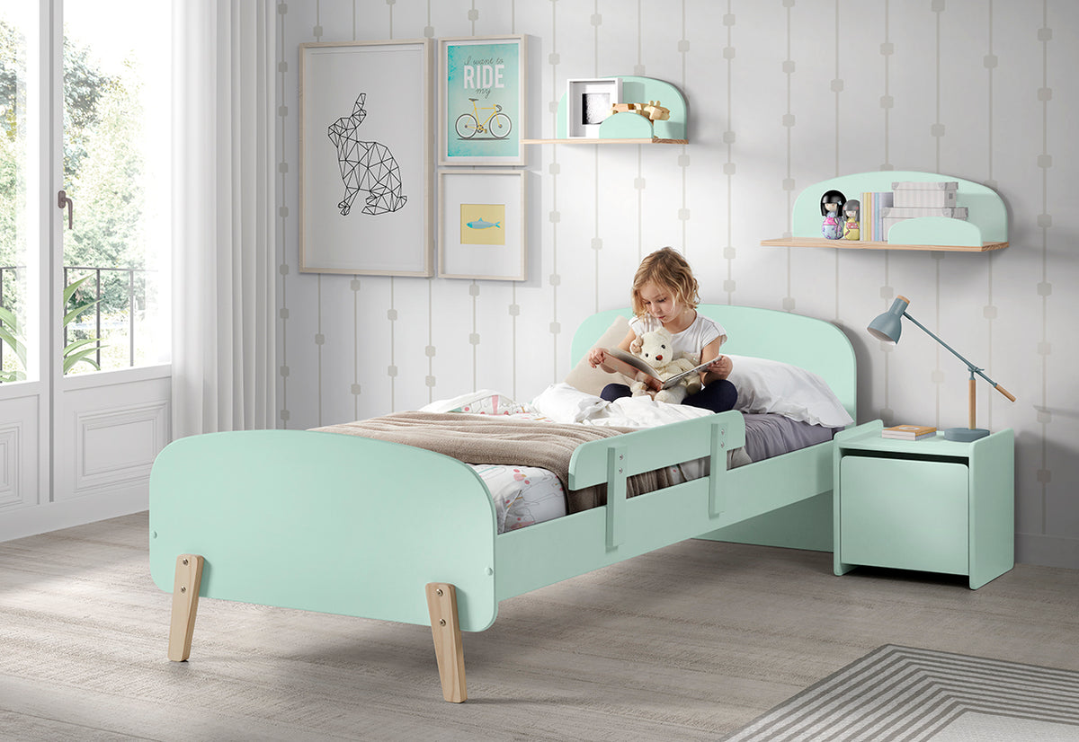 Deze KIDDY combinatie in mintgroen bestaat uit een bed (90x200) met nachtkastje, 2 hangplankjes (45 en 65 cm) en een uitvalbeveiliging.