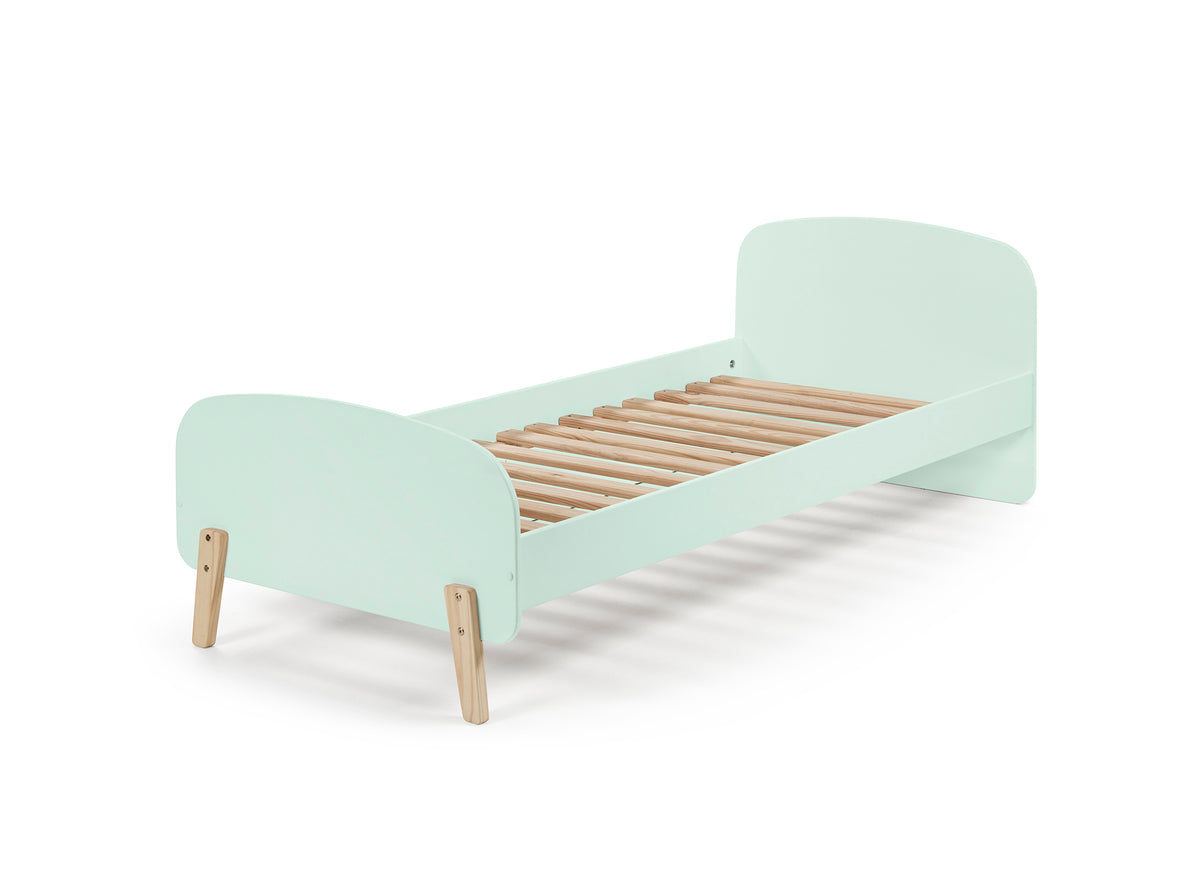 Ce pack KIDDY vert menthe comprend un lit (90x200) avec table de chevet, 2 étagères murales (45 et 65 cm) et une barrière de sécurité.