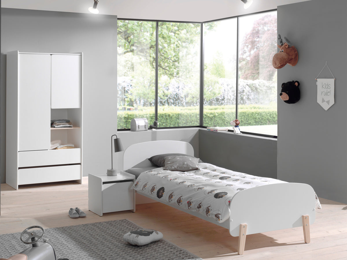 Cet ensemble KIDDY blanc se compose d'un lit (90 x 200 cm) avec table de chevet et d'une armoire 2 portes.
