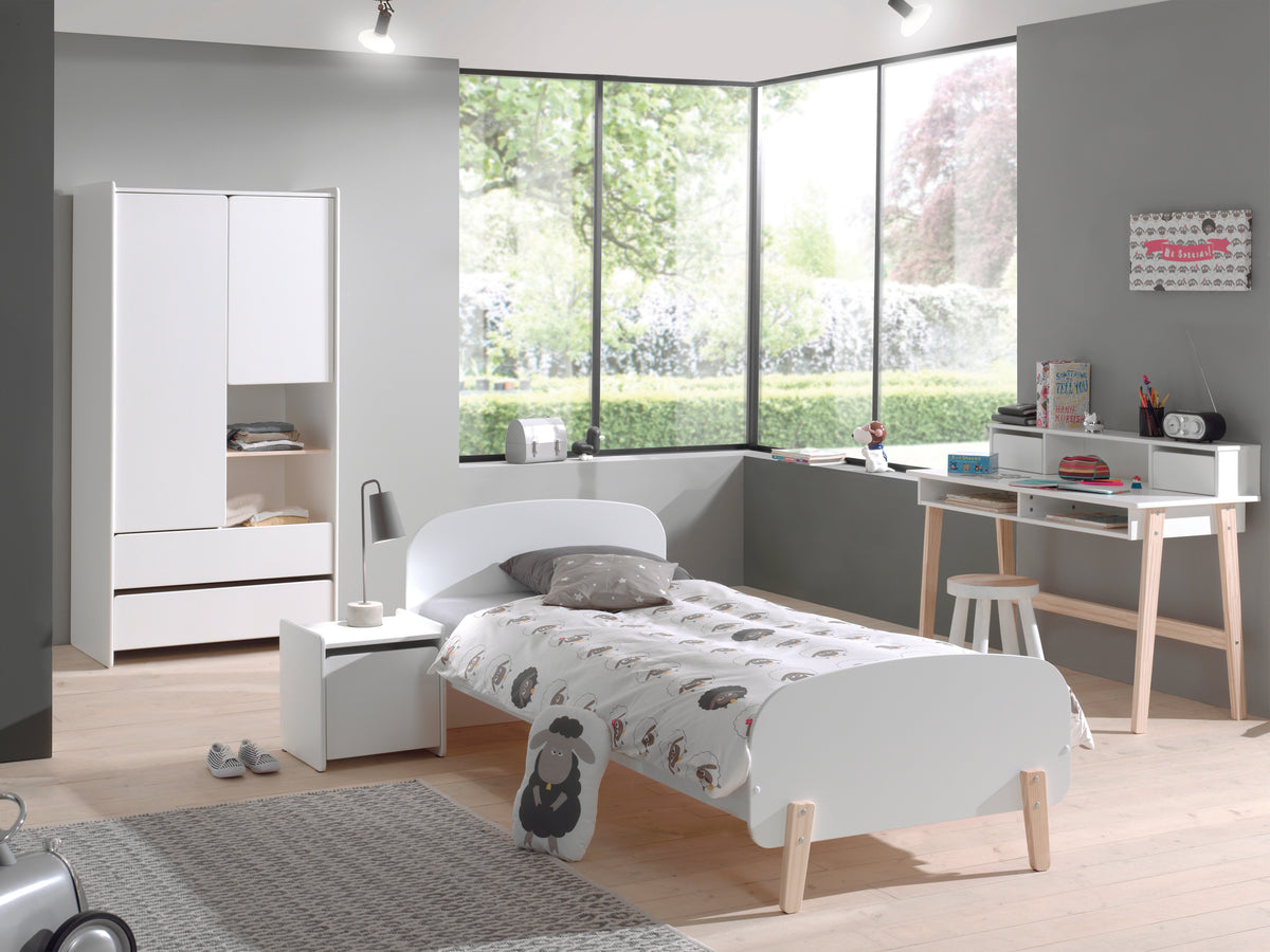 Cette combinaison KIDDY en blanc se compose d'un lit (90x200) avec table de chevet, d'une armoire 2 portes et d'un bureau.