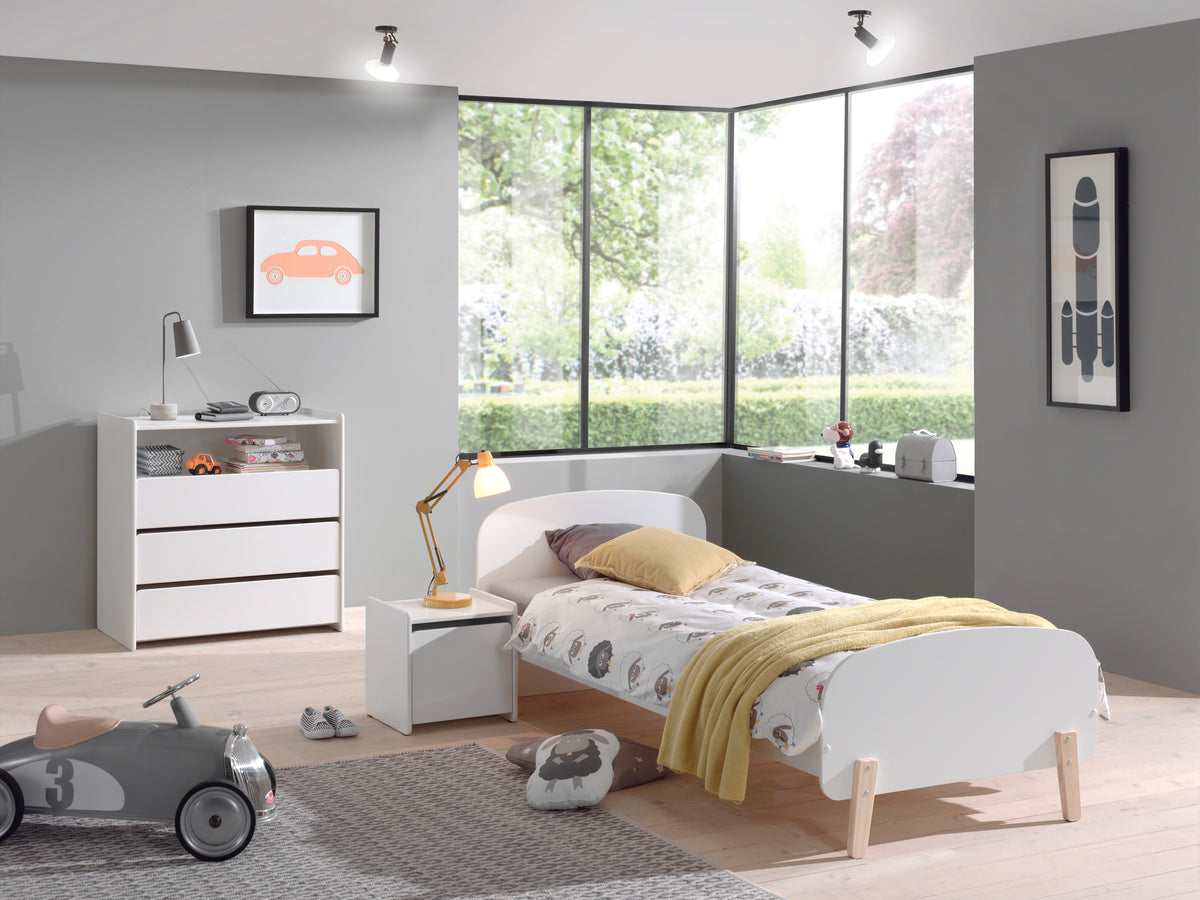 Deze KIDDY combinatie in wit bestaat uit een bed (90x200) met bijhorend nachtkastje en kommode.