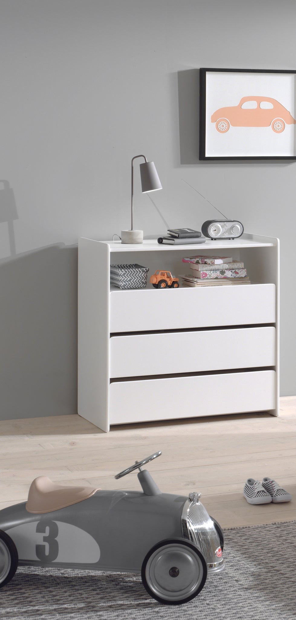 Deze KIDDY combinatie in wit bestaat uit een bed (90x200) met bijhorend nachtkastje en kommode.